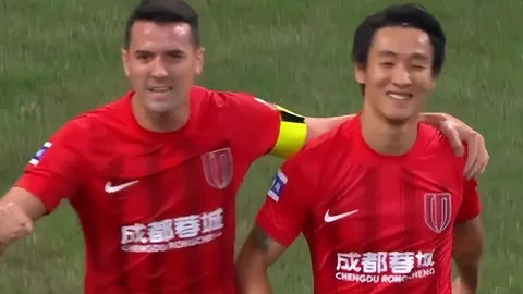 《徐彬华丽转身！英国顶级俱乐部主动邀约，足球新星留洋之旅即将开启》